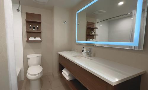 基洛纳卡普里海岸酒店 的浴室设有卫生间和带镜子的盥洗盆