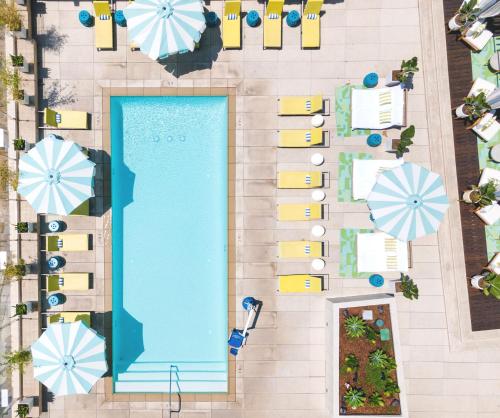 洛杉矶洛杉矶中心区英迪格酒店的享有带遮阳伞的游泳池的顶部景致