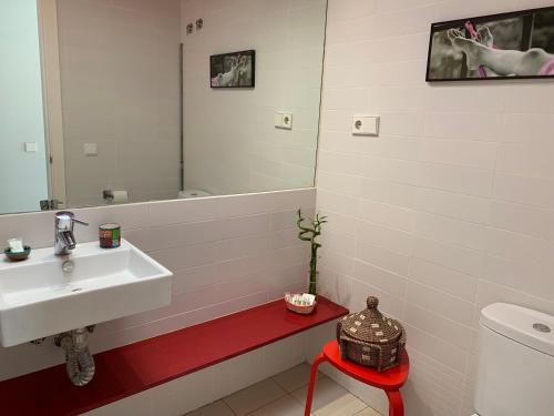 拉斯内格拉斯Atico En Las Negras的一间带水槽、镜子和凳子的浴室