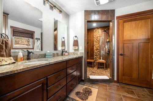 PiedmontWhitegate Lodge的一间带双人盥洗盆和淋浴的浴室