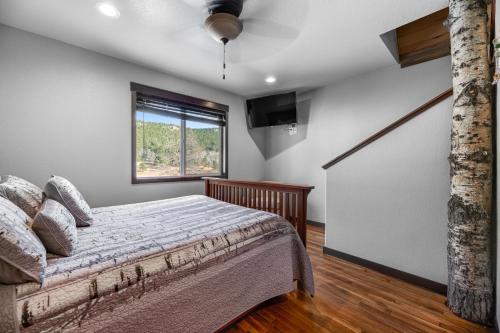 PiedmontWhitegate Lodge的一间卧室设有一张床和一个窗口