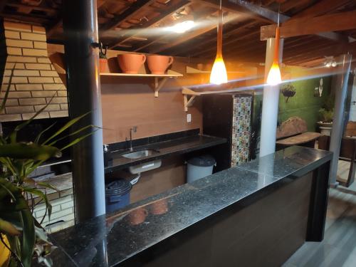 卢塞纳CASAMAR Lucena的厨房配有柜台和水槽