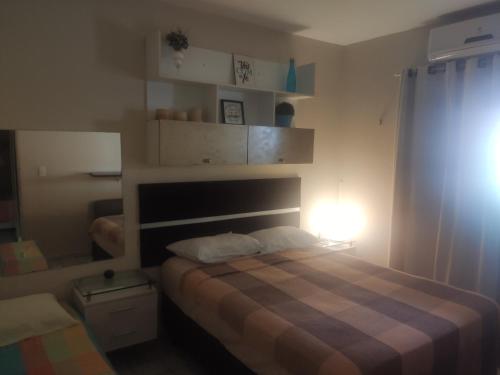 卢塞纳CASAMAR Lucena的一间卧室配有一张带铺着地毯的床和一盏灯。