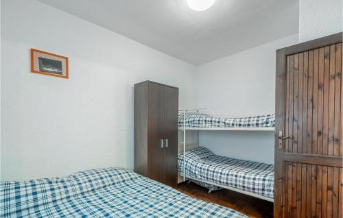 弗拉博萨索塔纳Borgo Stalle Bilo的一间卧室配有两张床和一张双层床。