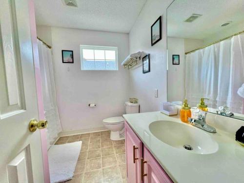 默特尔比奇Lovely Home Near Myrtle Beach的白色的浴室设有水槽和卫生间。