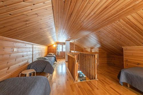 锡尔卡Chalet cheminee sauna PAS DE DRAP PAS DE SERVIETTE MENAGE COMPRIS的小木屋内带四张床的客房