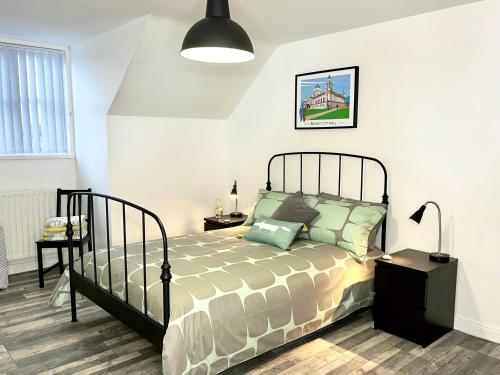 贝尔法斯特Harland View Apartment的一间卧室配有一张大床和一盏灯