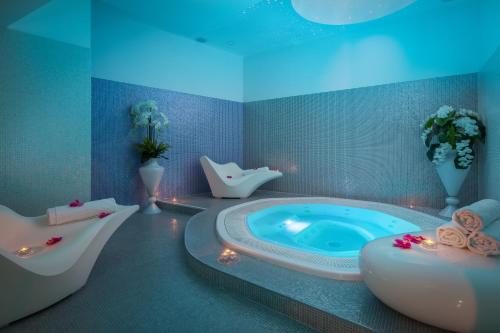 斯普利特卢克斯酒店的一间带按摩浴缸和浴缸的浴室