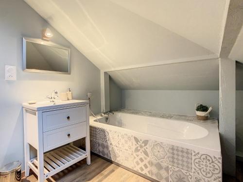 ZimmerbachAux Magnolias, Maison proche Colmar et Munster的带浴缸和盥洗盆的浴室