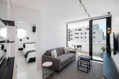 开普敦The Flamingo Private Apartments by Perch Stays的带沙发的客厅和卧室