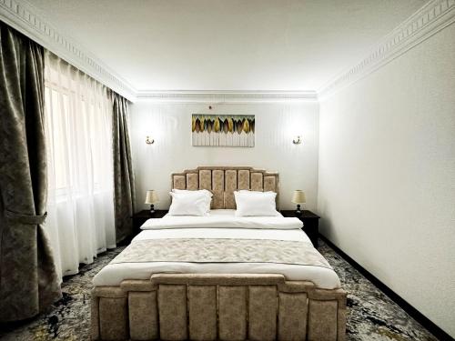 艾恩阿马萨酒店的一间卧室配有一张大床和大床头板