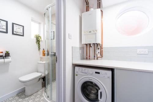 赫尔Nhyira Private Parking CHic Bedrooms Garage 2 Shower rooms Classy Home的一间带洗衣机和卫生间的浴室