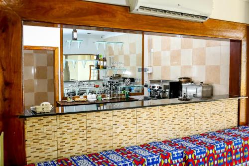 罗安达Brisotel - Beira Mar的厨房配有柜台和台面