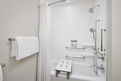 圣露西港Holiday Inn Express Hotel & Suites Port St. Lucie West, an IHG Hotel的带淋浴和盥洗盆的白色浴室