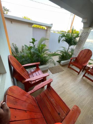 佩德纳莱斯Villa confortable para 7 personas的庭院配有2把木椅和桌子