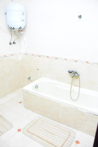 开罗Kenzy guest house的一间带浴缸的浴室