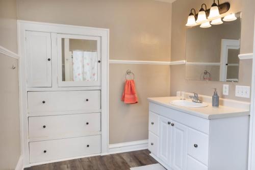 苏必利尔4 Bedroom House by Leavetown Vacations的白色的浴室设有水槽和镜子