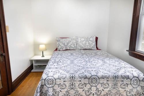 苏必利尔4 Bedroom House by Leavetown Vacations的一间卧室配有一张带蓝色和白色棉被的床