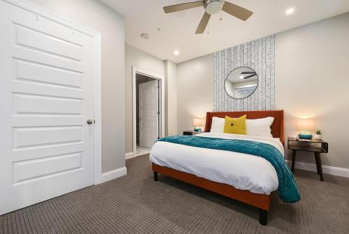 匹兹堡HostWise Stays - Free Garage Parking, Gym, City Views!的一间卧室配有一张床和镜子