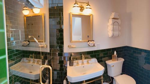 门多西诺Nicholson House at Beaujolais的浴室设有2个水槽、卫生间和镜子。