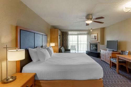 西塞德贝斯特韦斯特海景度假酒店 的酒店客房设有一张大床和一台电视。