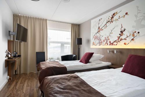 永比永比贝斯特韦斯特酒店的酒店客房设有两张床和窗户。