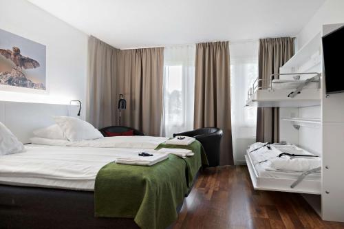 拉甘拉甘贝斯特韦斯特必住酒店的一间卧室配有一张带绿毯的床