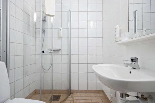 拉甘拉甘贝斯特韦斯特必住酒店的白色的浴室设有水槽和淋浴。