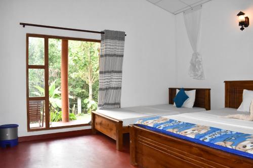 达瓦拉维Nil Bawana Nature Resort的一间卧室设有一张床和一个窗口