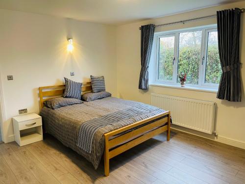 格里姆斯比4-Bedroom Cottage in Healing, Grimsby的一间卧室设有一张床和一个窗口
