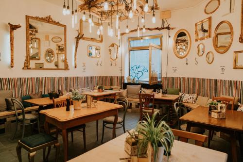 萨尔茨堡The Keep Eco Rooms的餐厅设有木桌、椅子和窗户