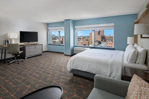 波特兰波特兰由海湾假日酒店的酒店客房设有一张床和一张带电视的书桌。