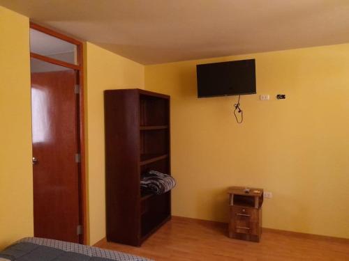 奇瓦伊Antawara的一间位于墙壁角的带电视的卧室