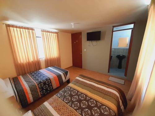 奇瓦伊Antawara的酒店客房设有两张床和电视。