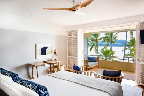 汉密尔顿岛海滩俱乐部酒店的一间卧室配有一张床,享有海景