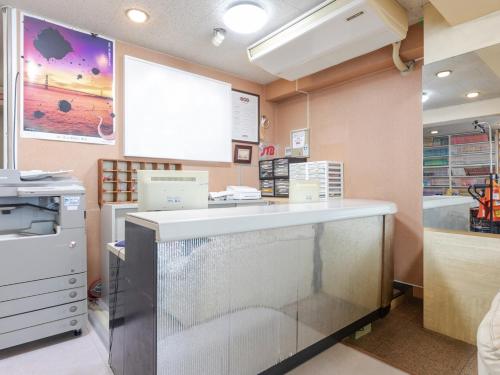 明石市Tabist Business Ryokan Akashiya Annex的厨房配有白色的柜台和大窗户