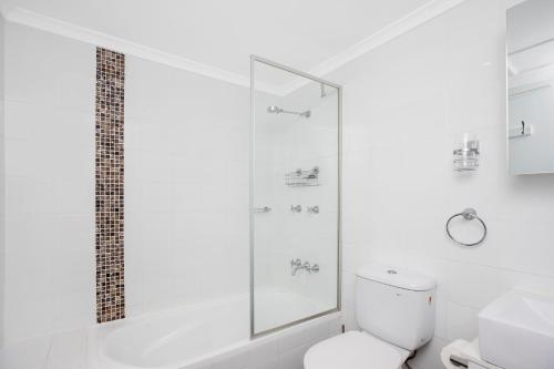 福斯特Shores 101的带淋浴和卫生间的白色浴室