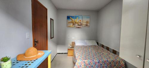 伊塔卡雷Casa Abade - 4 Quartos - Excelente localização的小房间设有一张床和一张蓝色的书桌