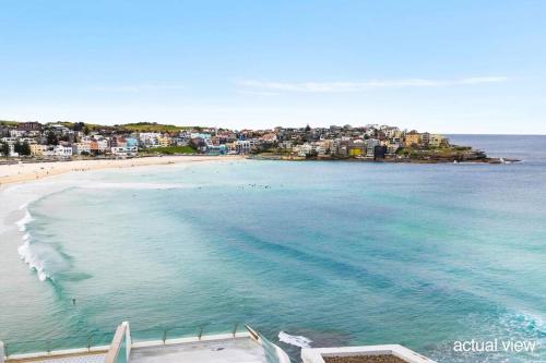 悉尼Studio Bondi Beach的享有海滩和城市的空中景致
