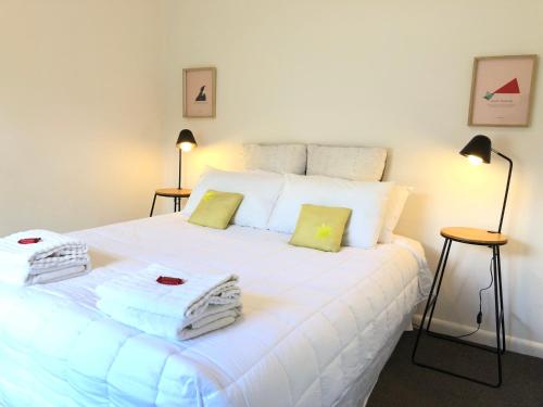 莫图伊卡Comfy at Ed's - 20 mins to Kaiteri & Abel Tasman的卧室配有带毛巾的大型白色床