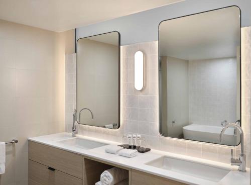 汉密尔顿岛珊瑚景酒店的一间带水槽和大镜子的浴室