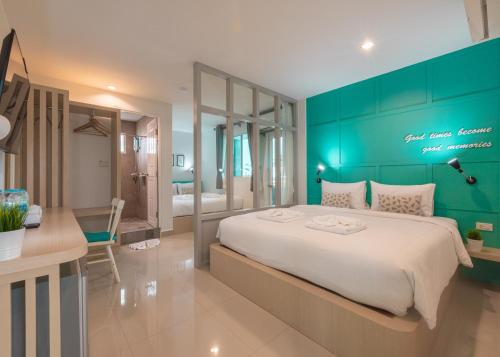 Ban Khlong Chi LatTiny Krabi Hotel的一间卧室设有一张大床和绿色的墙壁