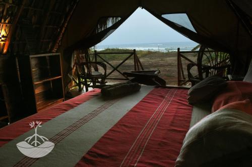 TonaláEntremares的海景帐篷内的一张床位