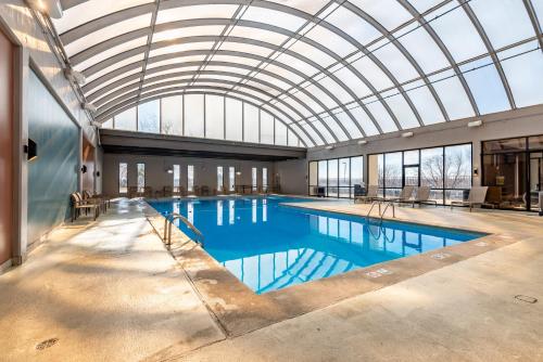 奥马哈Wyndham Omaha Hotel - West Dodge的一个带玻璃天花板的大型游泳池