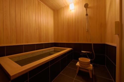 出云市RITA Izumo Hirata的带浴缸和卫生间的浴室。
