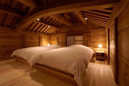 出云市RITA Izumo Hirata的小木屋内一间卧室,配有两张床
