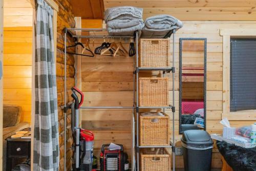 费尔班克斯1 Bd Deluxe Log Cabin View Northern Lights的客房设有两张双层床和篮子。