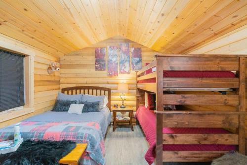 费尔班克斯1 Bd Deluxe Log Cabin View Northern Lights的小木屋内一间卧室,配有一张床