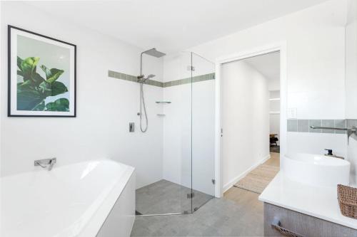 赫斯基森Ilanga Jervis Bay-Heated Pool的带淋浴和盥洗盆的白色浴室