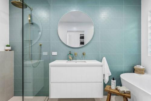 文森提亚Swell Jervis Bay的浴室设有白色水槽和镜子